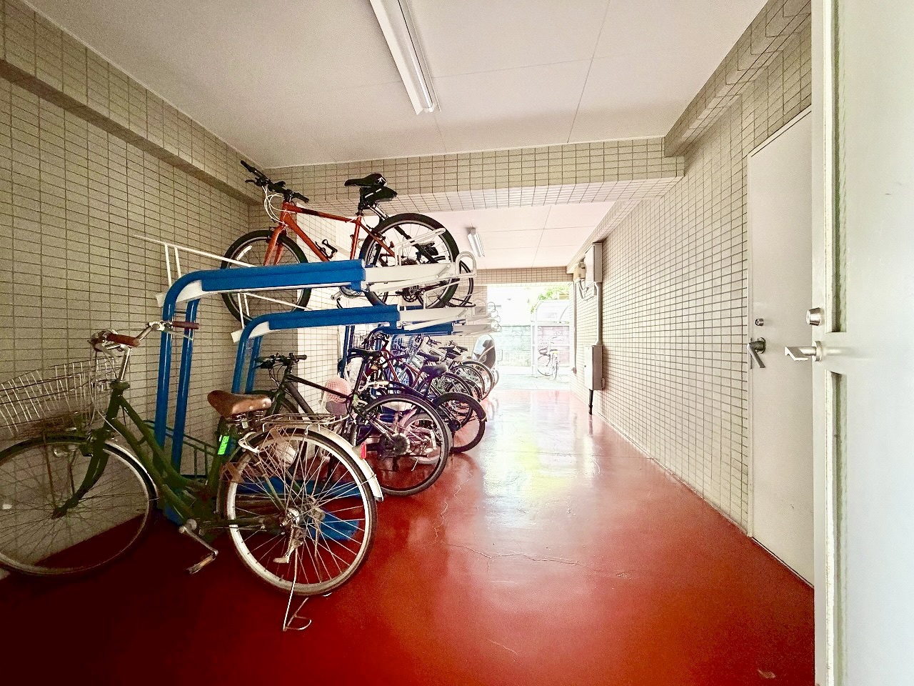 【駐輪場】マンション敷地内に駐輪場が設置されています。屋内で、日差しや雨風にさらされず、自転車の劣化を防げます。空き状況など、詳細はお気軽にお問い合わせください。
