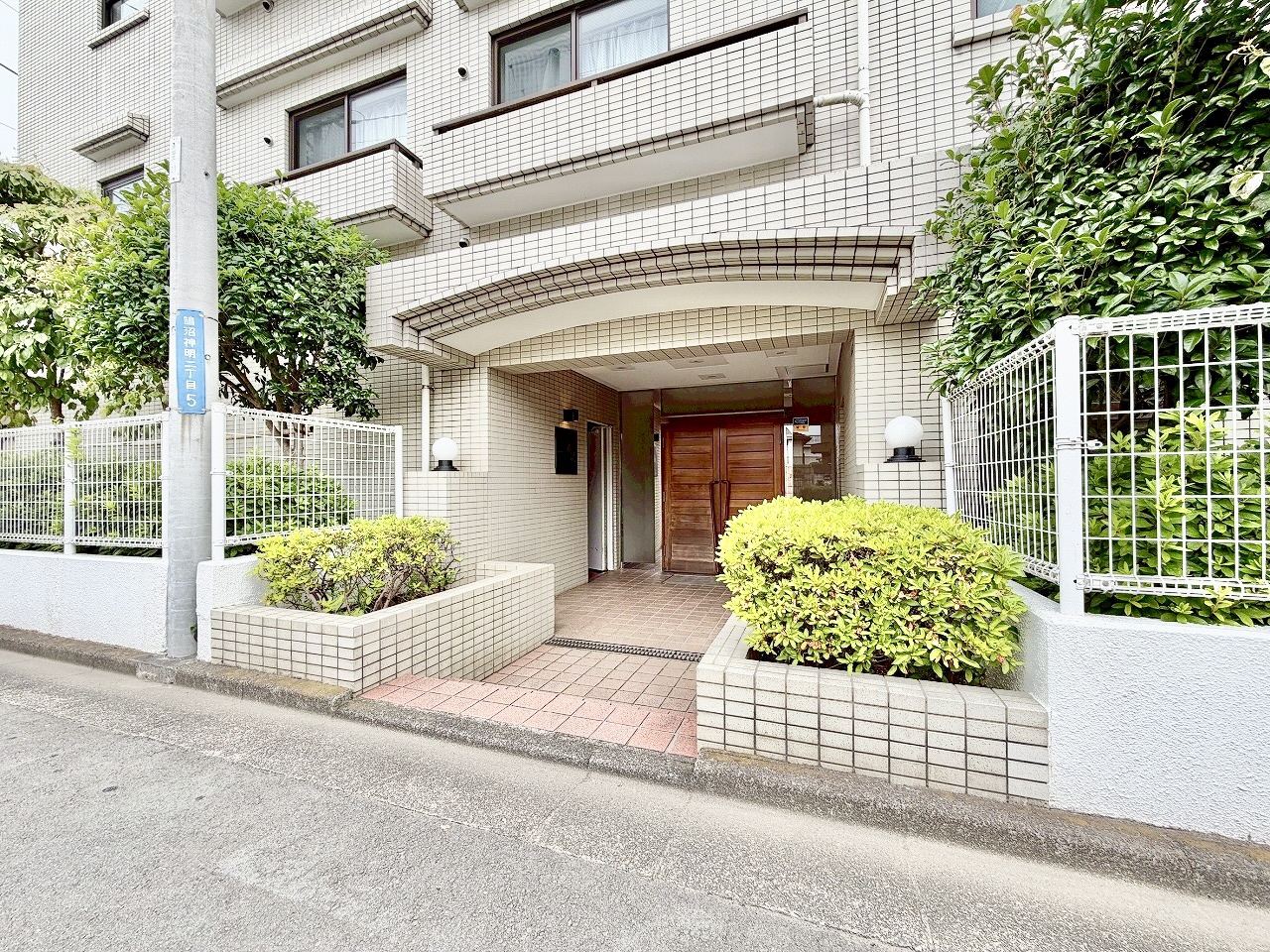 【エントランス】住民以外の人が侵入しにくい、オートロックシステムが採用されています。セキュリティ面に配慮されたマンションです。
