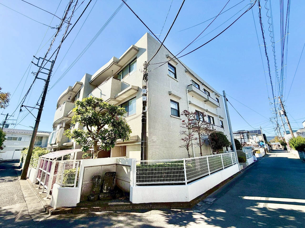 【ロイヤルコート藤沢】RC造3階建てマンションの1階部分。3LDK＋WICの住戸です。2017年11月内装リフォーム済み。