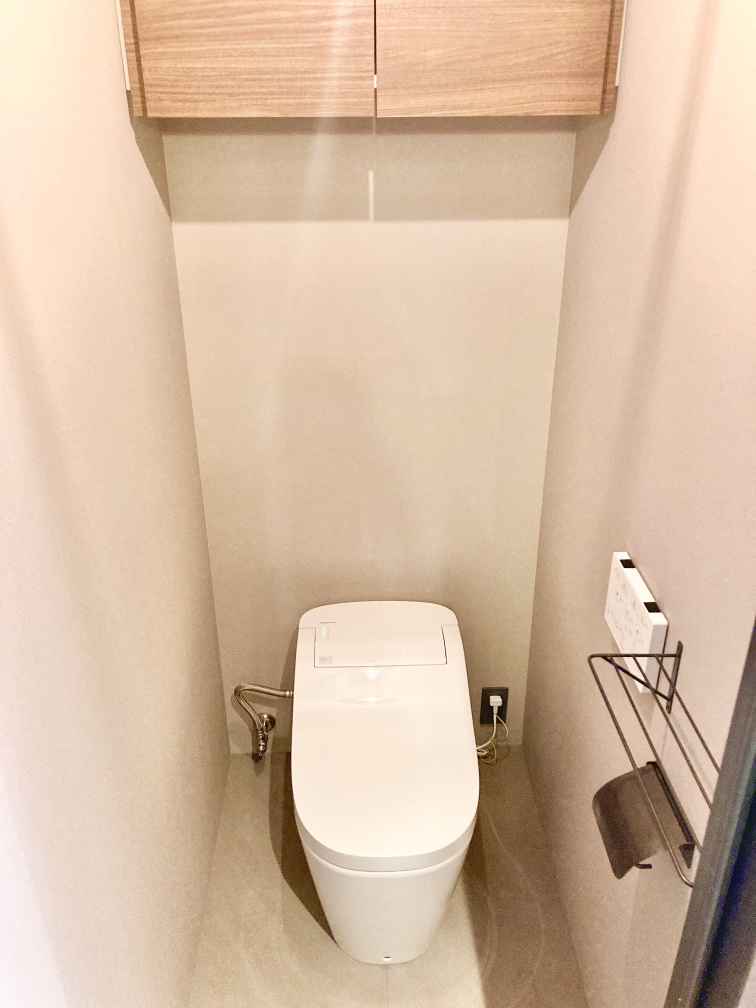 【トイレ】年間を通して快適にご使用いただける温水洗浄便座付き。吊戸棚収納にはトイレットペーパーや掃除用品のストックを収納できます。