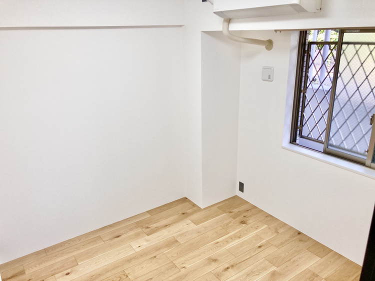【洋室/約4.2帖】3部屋ある洋室の中で1番広いお部屋です。子供部屋や寝室、仕事部屋など、多用途にご活用いただけます。