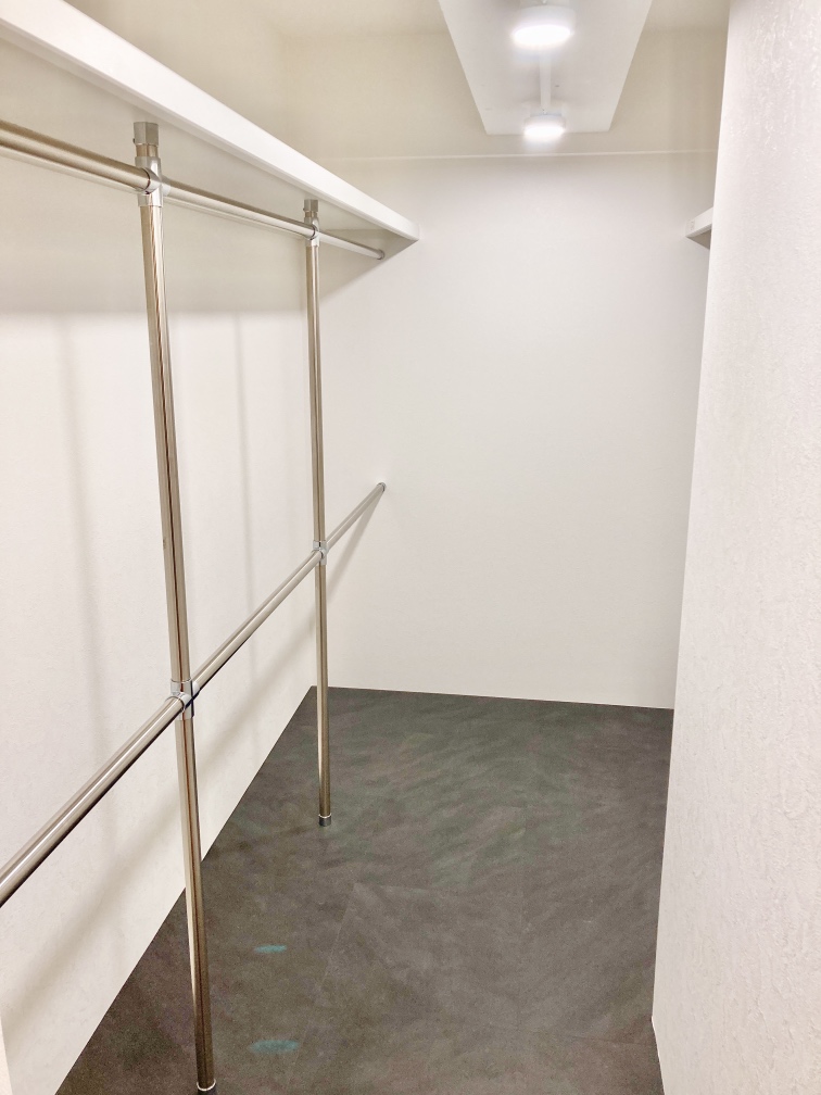 【WIC】広々としたWICが備わっています。2段式のハンガーパイプが備わり、見やすく整理することができます。ご家族の洋服を1箇所に集約でき、洗濯動線もスムーズになりそうです。