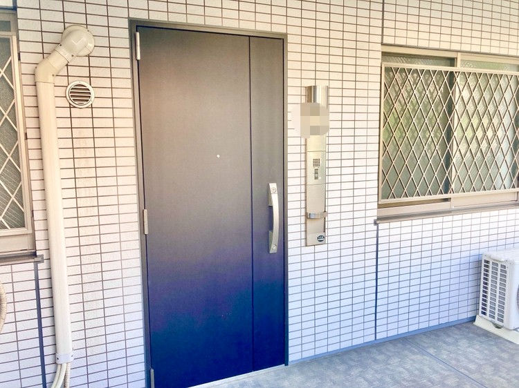 【玄関】ダブルロックが採用された玄関ドアです。廊下側の洋室は窓に格子付き。防犯性に配慮された設計が施されたマンションです。