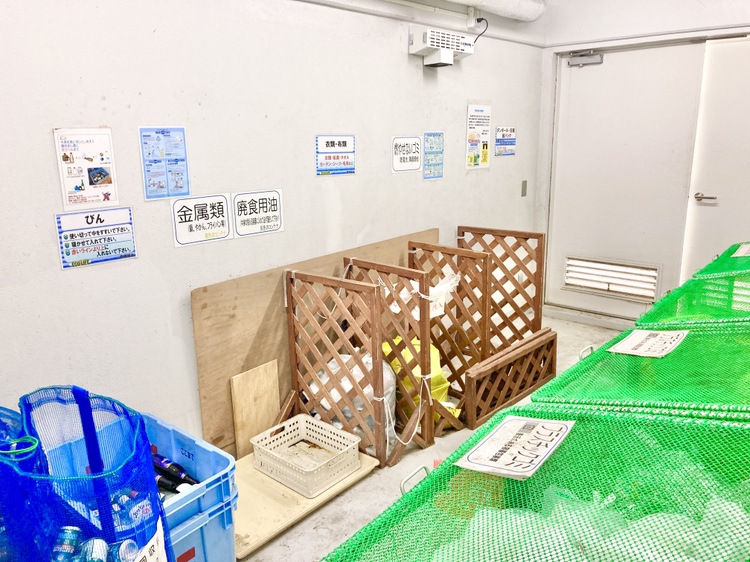 【ゴミ集積所】屋内型なので、雨天でもスムーズに使用でき、カラスなどに荒らされる心配もありません。種類ごとに分かりやすく分別コーナーが設けられています。