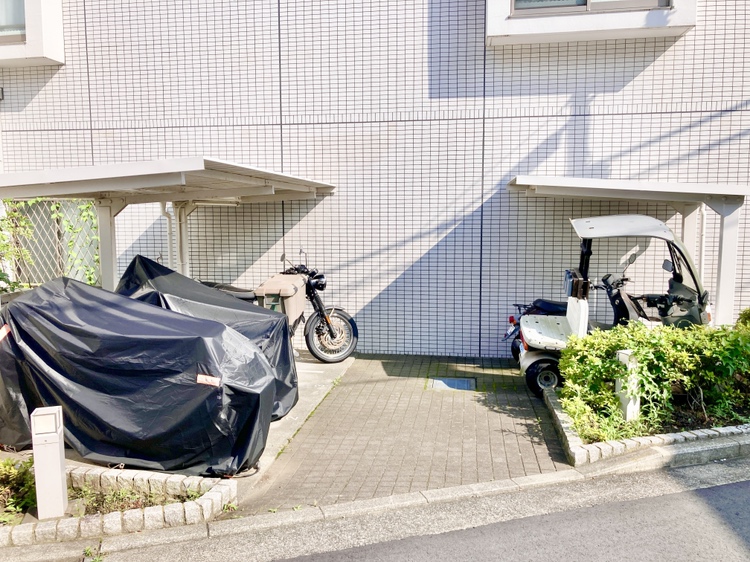 【バイク置場】敷地内に屋根付きのバイク置場が設けられています。空き状況、使用料等についてはお気軽にお問い合わせください。