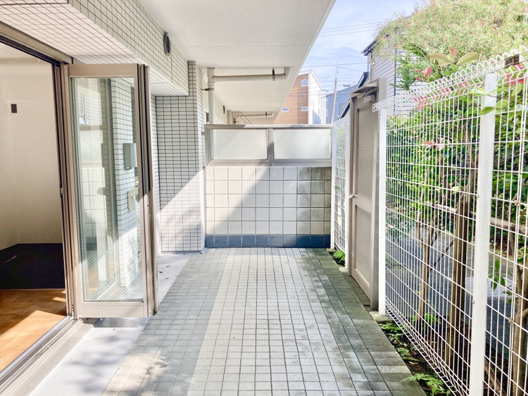 【テラス】専用テラスが備わった開放感たっぷりの住まい。ゆったりとした広さで、物干しスペースとしてはもちろん、リフレッシュスペースとしても魅力的な空間です。