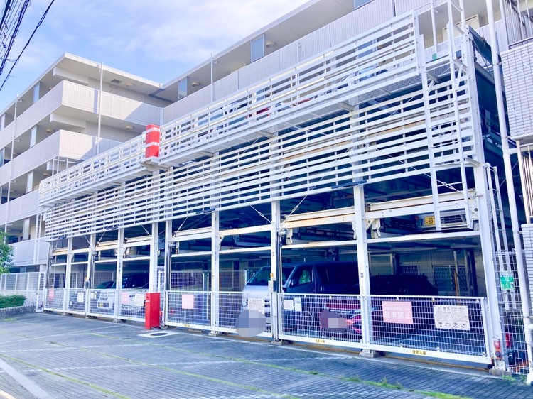 【駐車場】敷地内に機械式の駐車場が設けられています。最新の空き区画、使用料については担当者までお問い合わせください。
