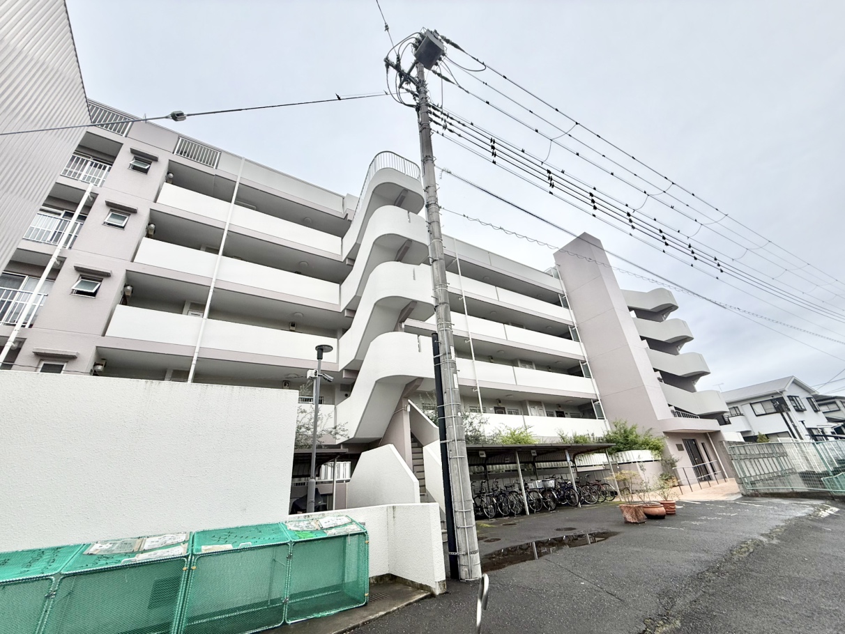 【現地外観写真】鉄筋コンクリート造、地上6階建マンション。総戸数は39戸です。スーパーやコンビニが徒歩5分圏内と生活利便性の高い立地です。