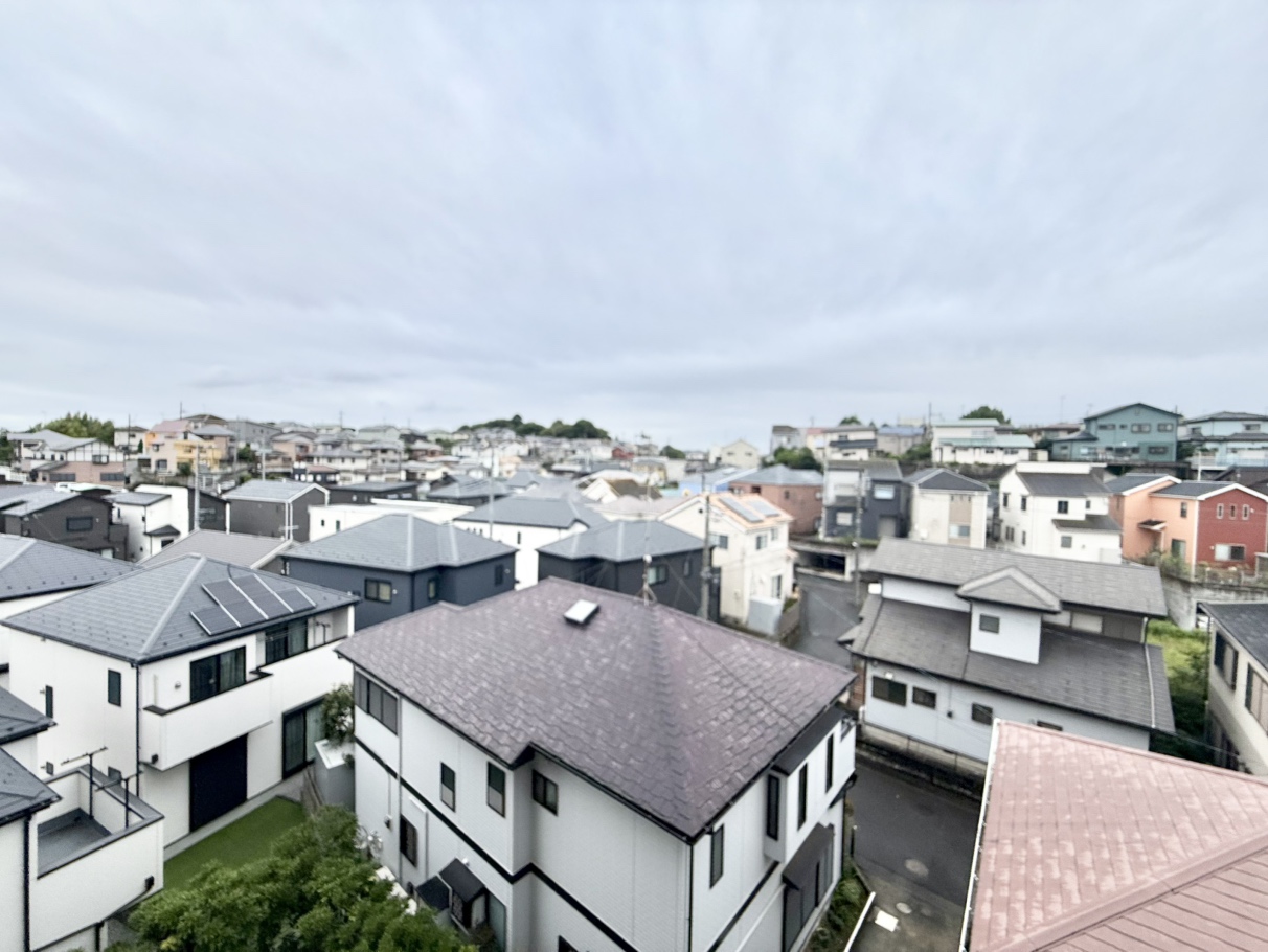 【眺望】目の前に視線を遮る大きな建物はなく、開放的な景色を楽しめます。※眺望は将来に渡って保証するものではありません。