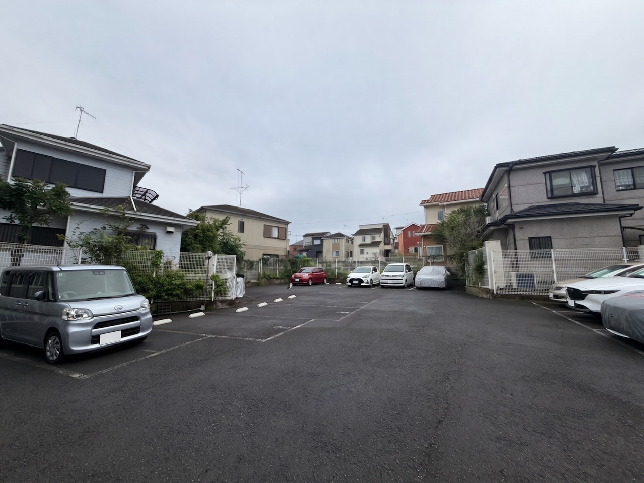 【駐車場】マンション敷地内に平面駐車場が設置されています。高低差が少なく出入庫がしやすそうです。最新の空き状況はお問い合わせください。