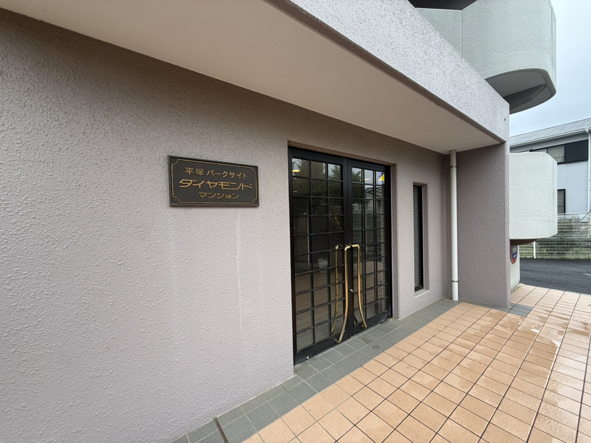 【エントランス】シンプルでスッキリとしたデザインの外観。屋根付きのエントランスなので、雨の日もスムーズに雨具の準備を進められます。