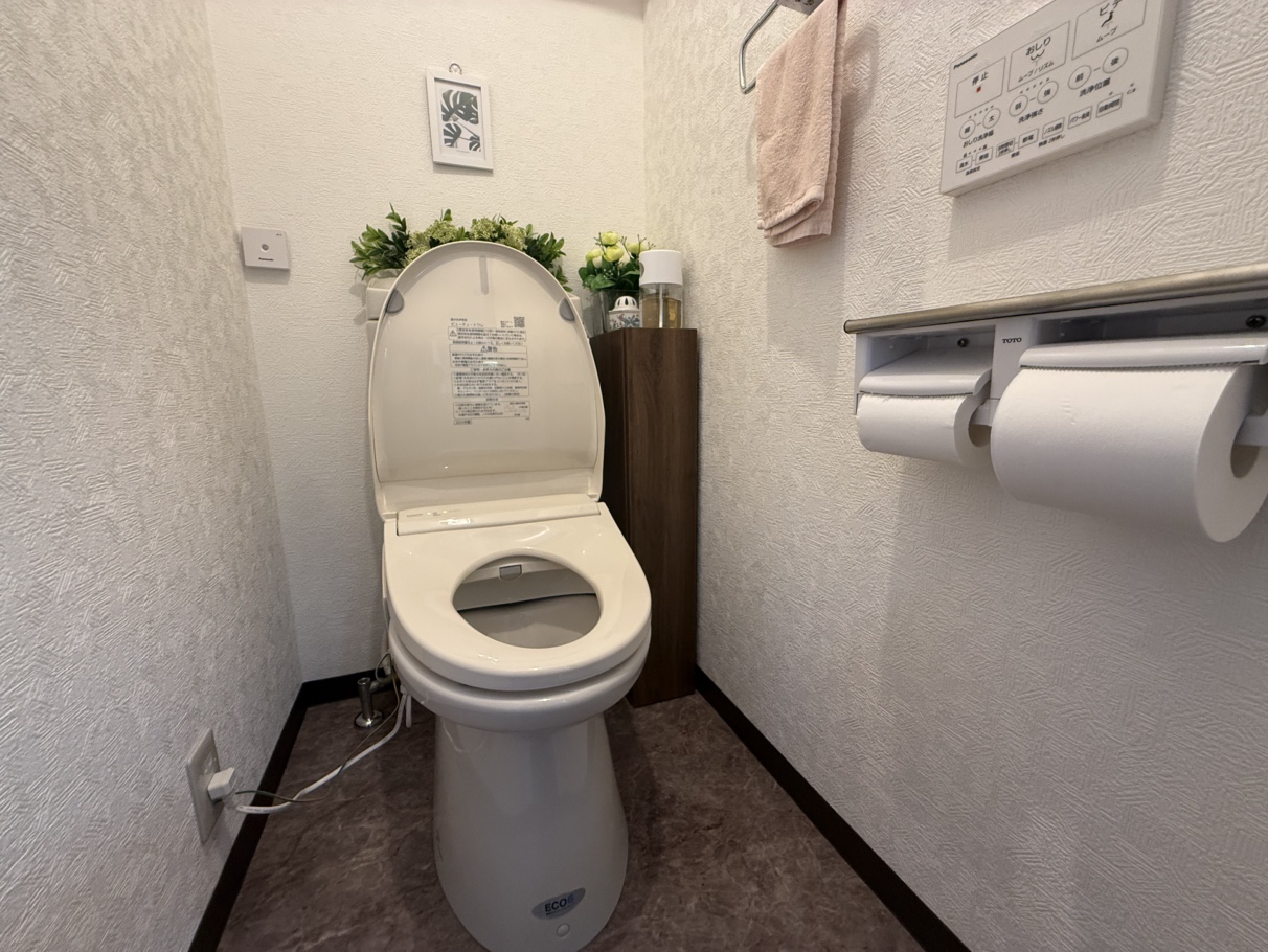【トイレ】年間を通して快適に使用できる、温水洗浄便座が設置されています。