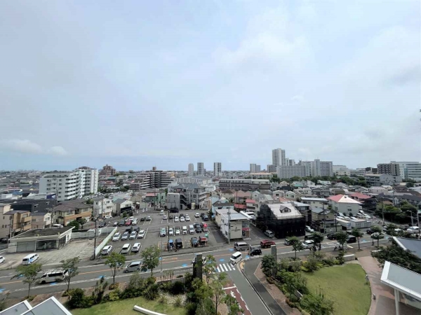 前面に建物がなく開放感の眺望が魅力です！