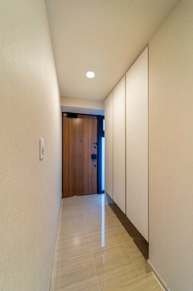 玄関には換気もできる小窓がございます