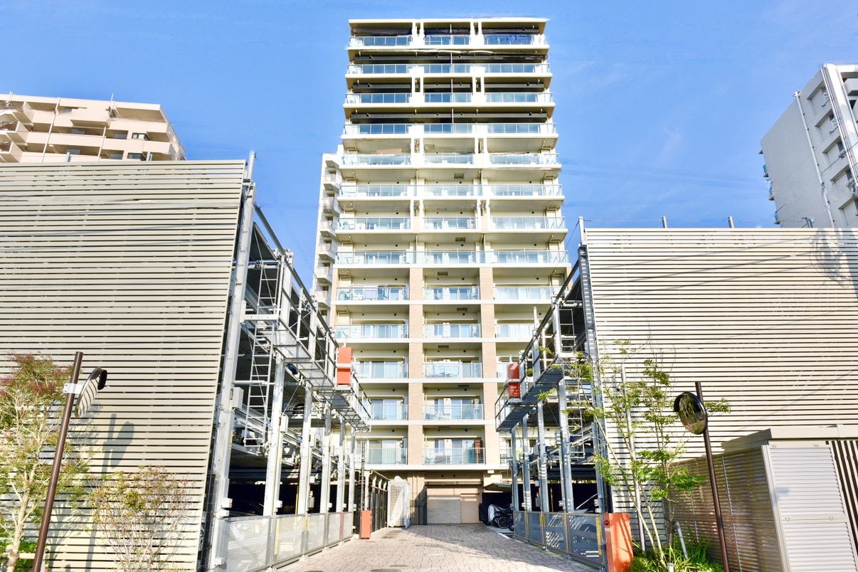 【駐車場】マンション敷地内に駐車スペースが設けられています。最新の駐車場空き状況は担当までいつでもお気兼ねなくご確認ください。