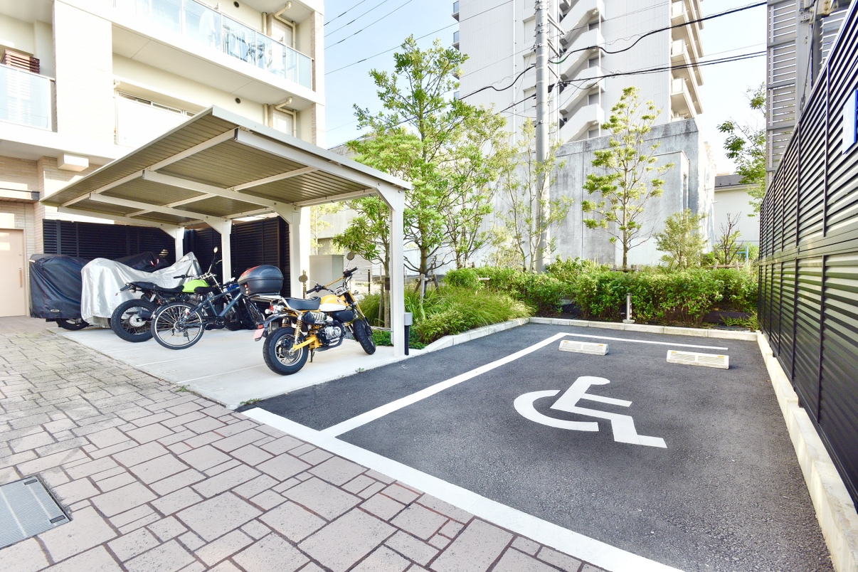 【駐輪場】マンション敷地内に屋根付駐輪場が設けられています。最新の駐車場空き状況は担当までいつでもお気兼ねなくご確認ください。
