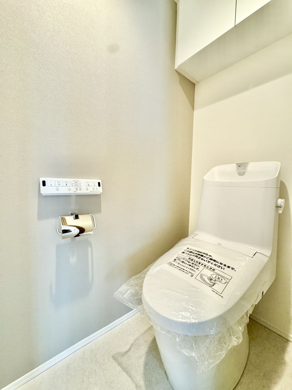 【トイレ】温水洗浄便座付きのトイレです。年間を通して、快適に使うことができます。収納棚付きなので、トイレットペーパーや掃除用品などを整頓できます。