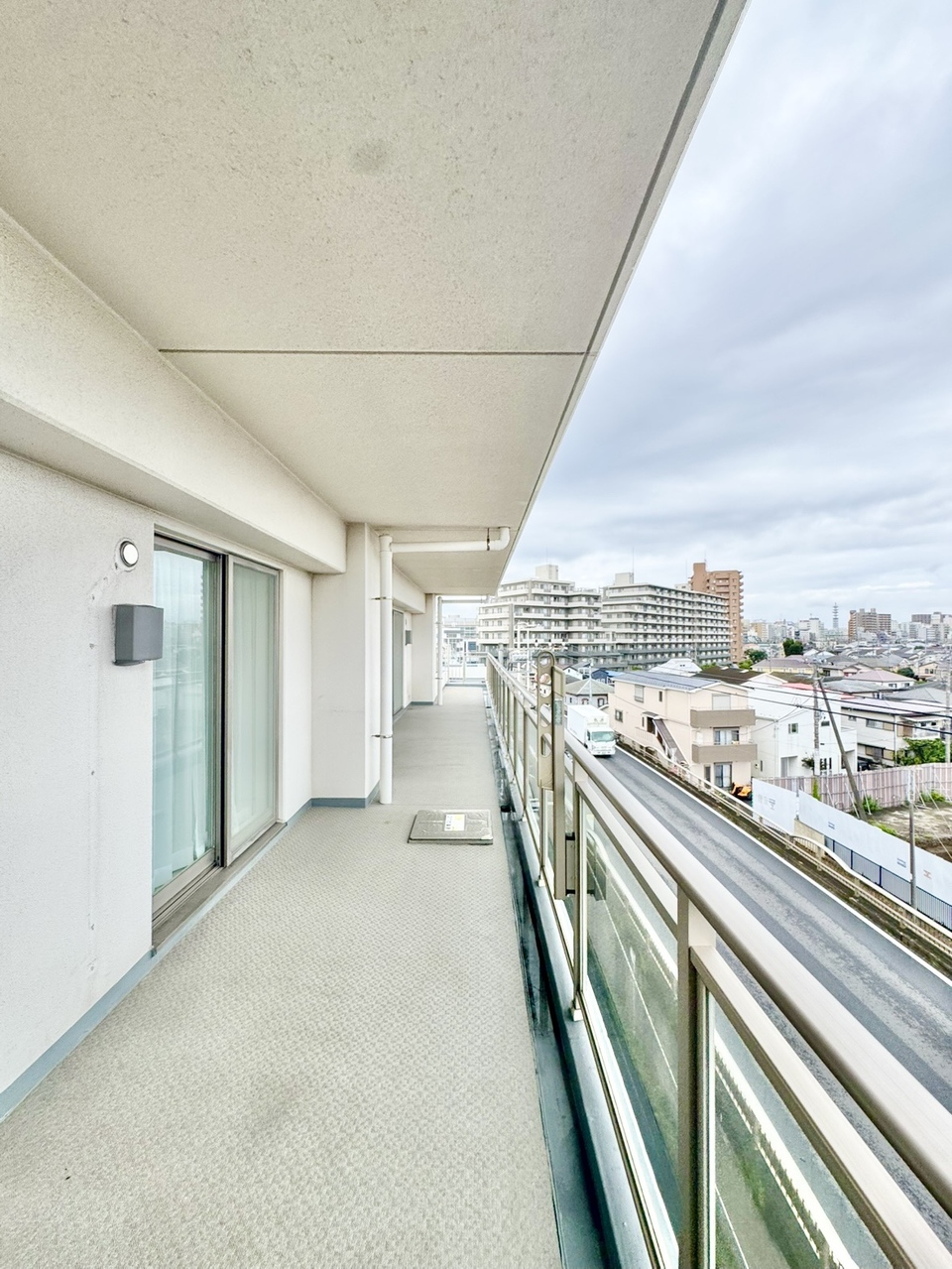 【ルーフバルコニー】明るい陽光が差し込むバルコニー。高さが変えられる物干し金物が備え付けられています。