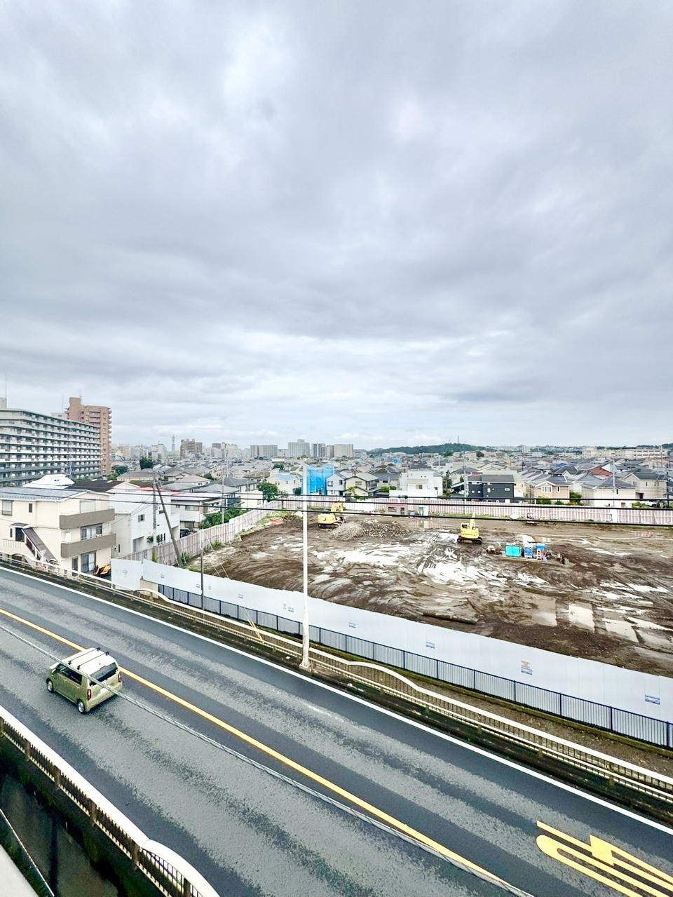 【ルーフバルコニーからの眺望】前面に日差しを遮る高い建物はありません。ルーフバルコニーより、江ノ島・富士山を望めます(天候による)。※眺望は将来にわたって保証するものではありません。