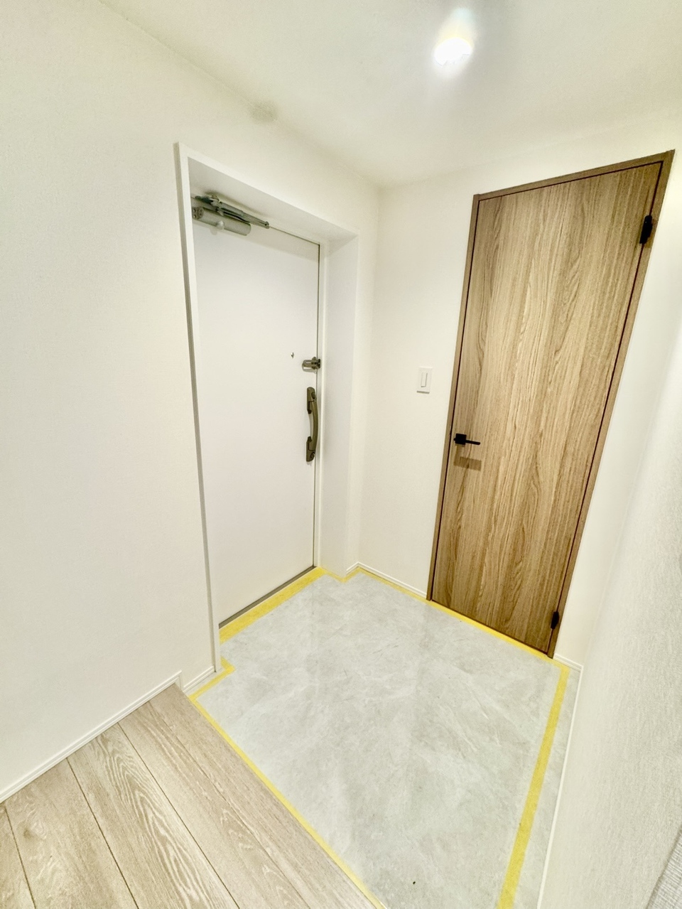 【玄関】SICを活用して土間をすっきり綺麗に見せることができます。玄関ドアは、防犯面に配慮されたダブルロック仕様です。