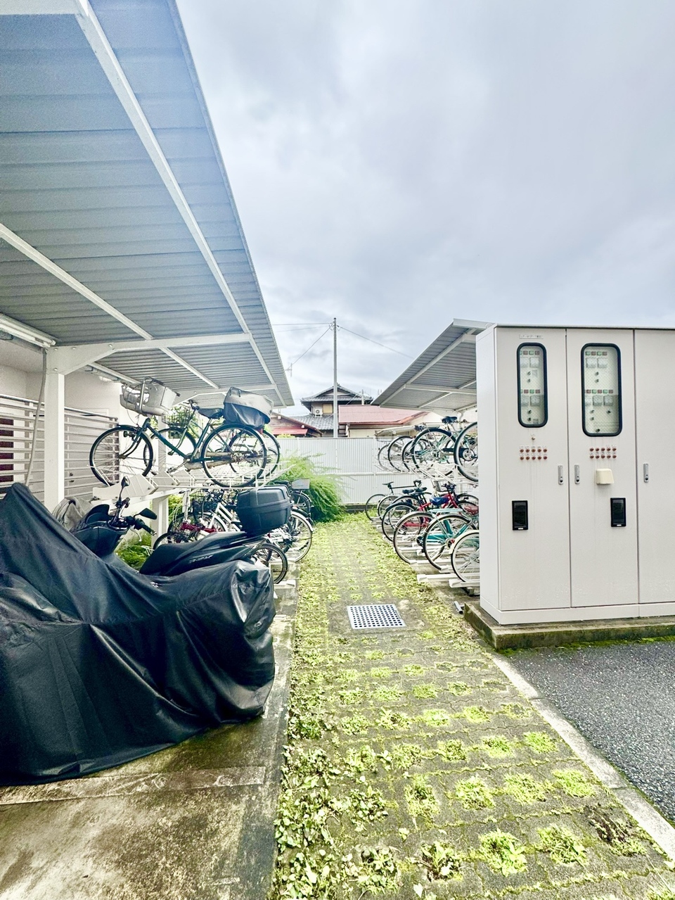 【駐輪場】駐輪場は2段式です。屋根があるので、雨から大切な自転車を守ってくれます。使用方法はお気軽にお問い合わせください。