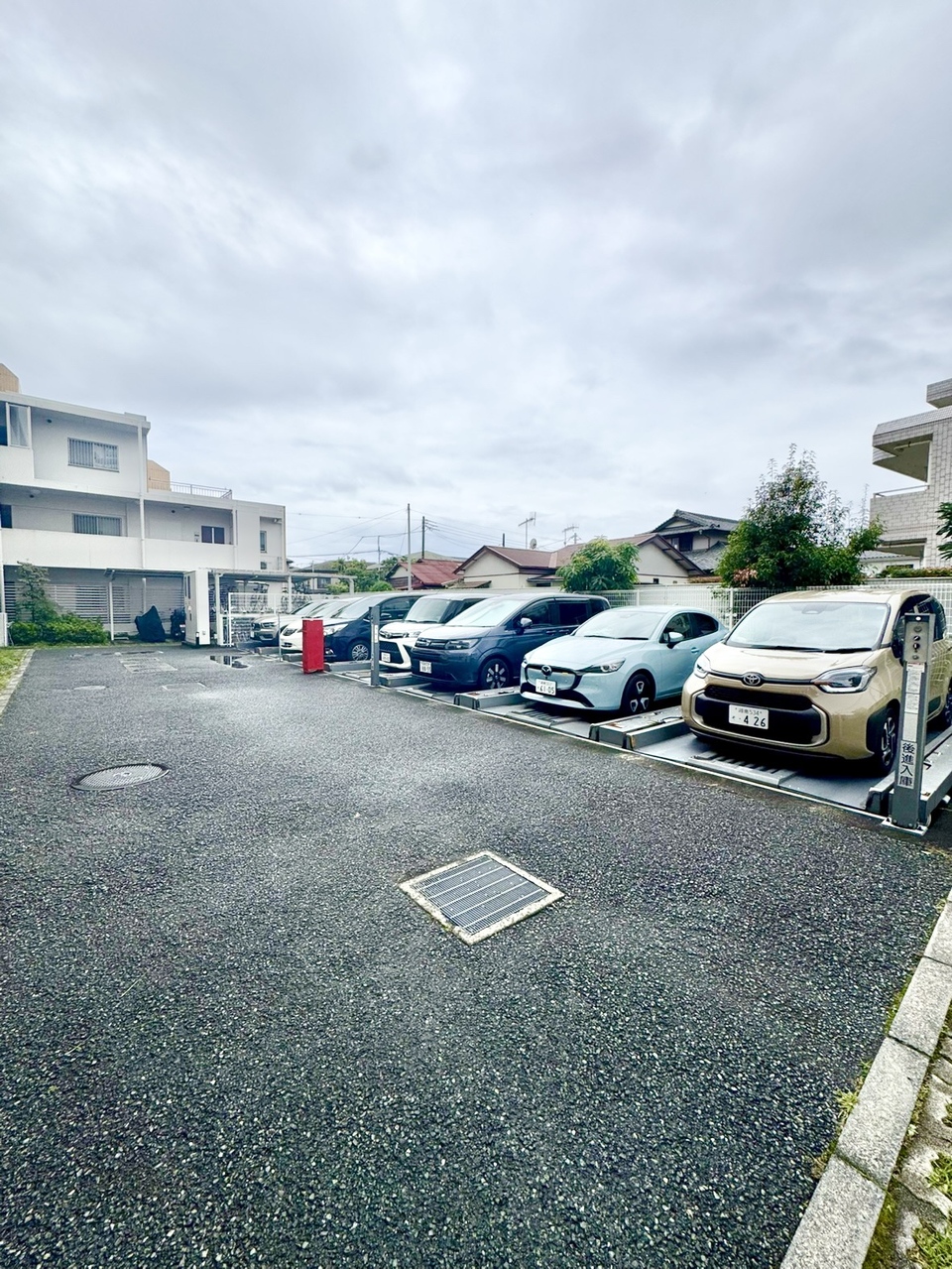 【駐車場】敷地内に設けられた、平面駐車場の様子です。空き状況・利用料など、詳しくはお問い合わせください。