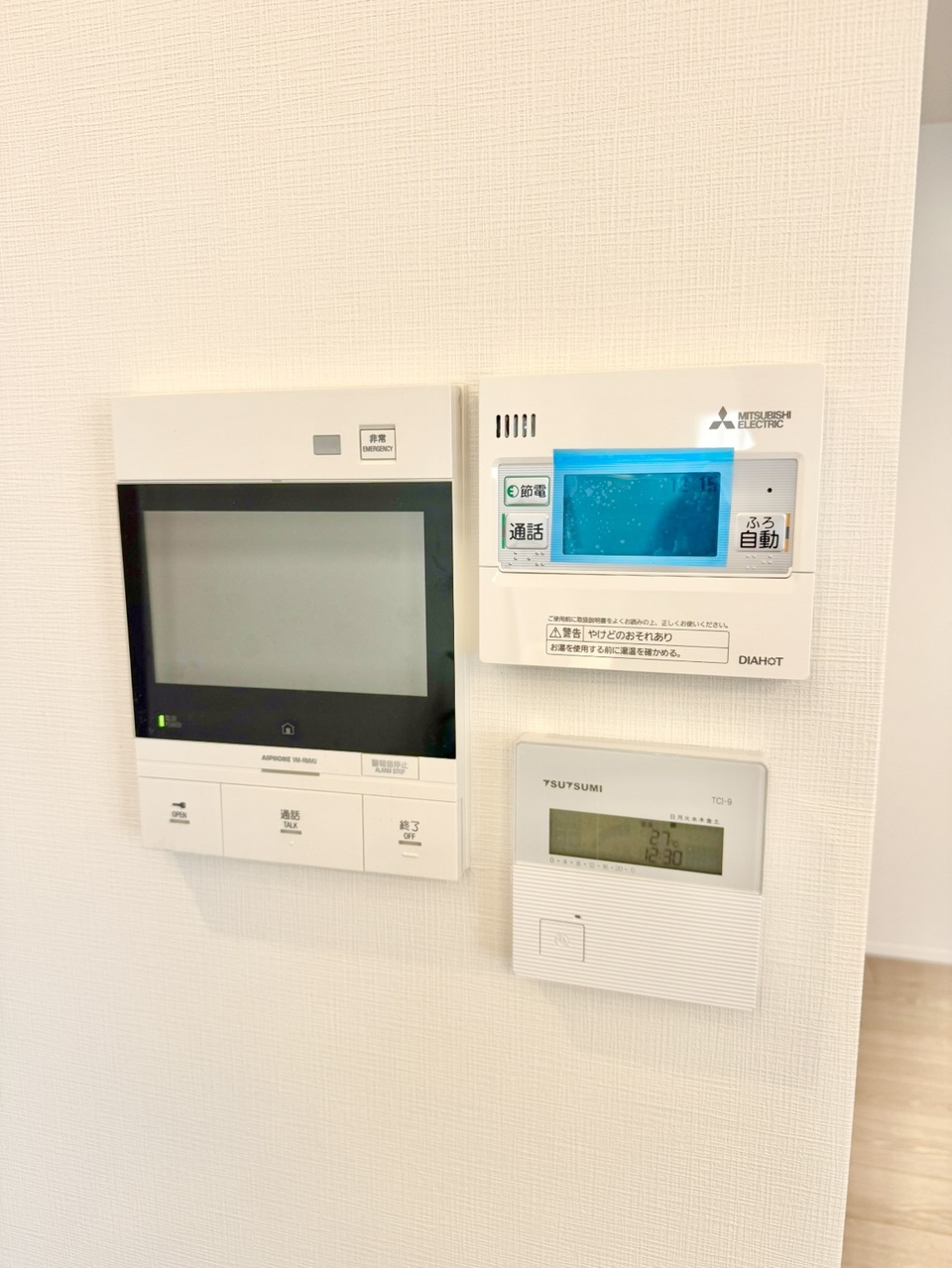 【操作パネル】TVモニター付きインターホンや、給湯器パネル、空調パネルなどが設置されています。