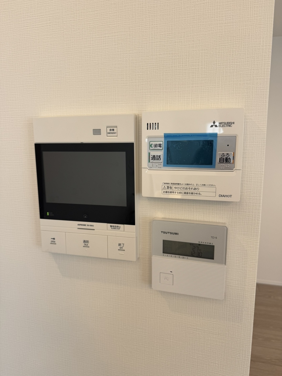 【操作パネル】
モニター付きインターホンや、給湯器パネル、空調パネルなどが設置されています。