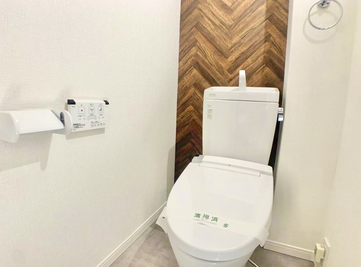 【トイレ】年中快適に利用できる温水洗浄便座付きトイレが採用されています。手洗い一体型なので、使用後すぐに手を洗うことができ衛生的です。
