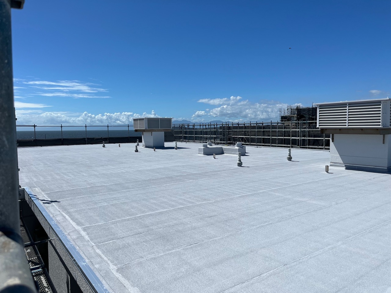 【屋上】マンションの屋上です。晴れた日には気持ちのよい青空を見渡すことができます。家事や仕事の合間に景色を眺めてリラックスできそうです。※眺望は将来にわたって保証するものではありません。