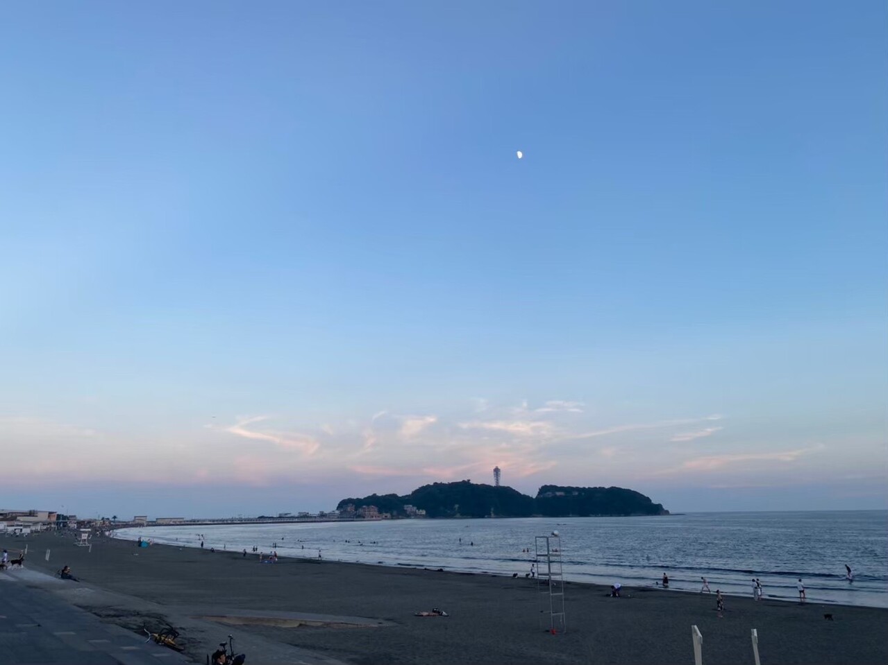 【海岸からの眺望】マンション目の前の海岸からは、江の島を望む開放的な景色が広がります。ご家族で気軽に、散歩やサンセットを楽しめそうです。