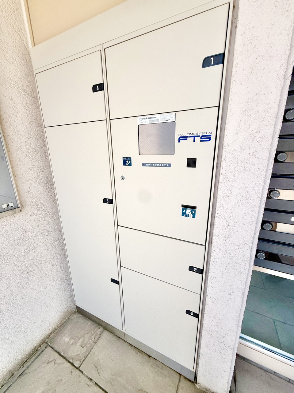 【宅配ボックス】外出時にも荷物の受け取りができ、再配達の手間が省けて便利。気軽にインターネットショッピングが楽しめます。