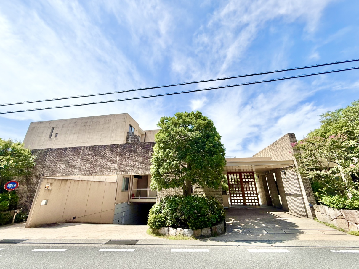 【現地外観写真】海や公園が近く、自然を感じる立地。重厚感のある外観が、ひときわ存在感を放っています。コンビニやスーパーが徒歩8分圏内に揃う便利な住環境です。