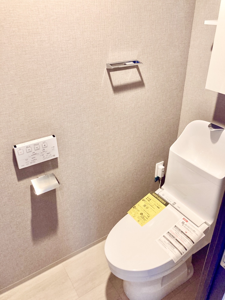 【トイレ】温水洗浄便座付きで、毎日快適にお使いいただけるトイレです。リモコンは壁に設置されており、操作がしやすいです。