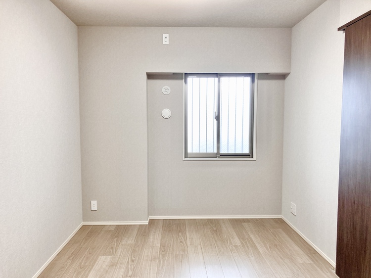 【洋室/約6帖】3部屋ある洋室の中で1番広いお部屋です。子供部屋や寝室、仕事部屋など、多用途にご活用いただけます。