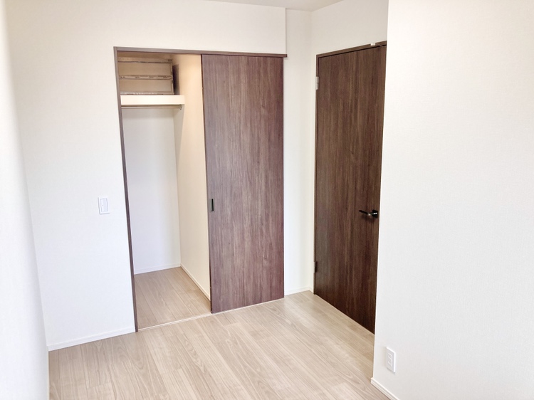 【WIC】廊下より出入り可能な独立したお部屋です。収納力のあるWICが設けられており、整理整頓がしやすく、服選びがしやすいです。