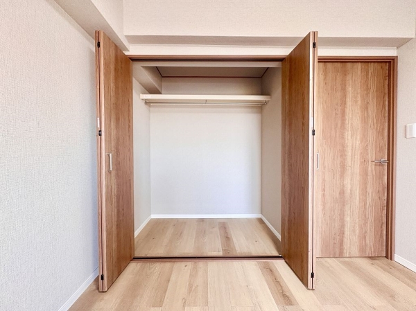 約6帖の居室には広々使うことができる収納付き！