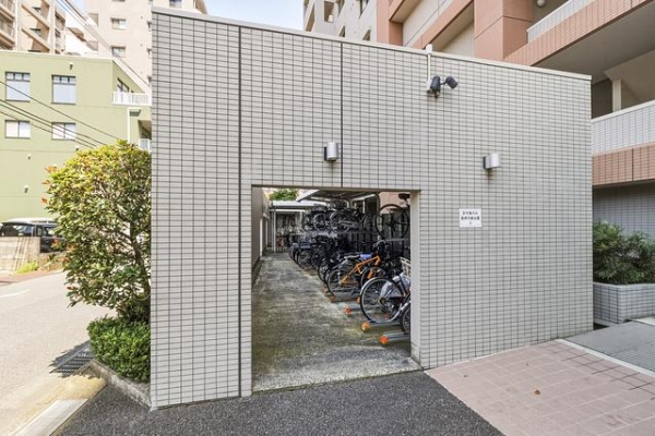 屋根付きの自転車置場は、整理整頓が行き届いています。