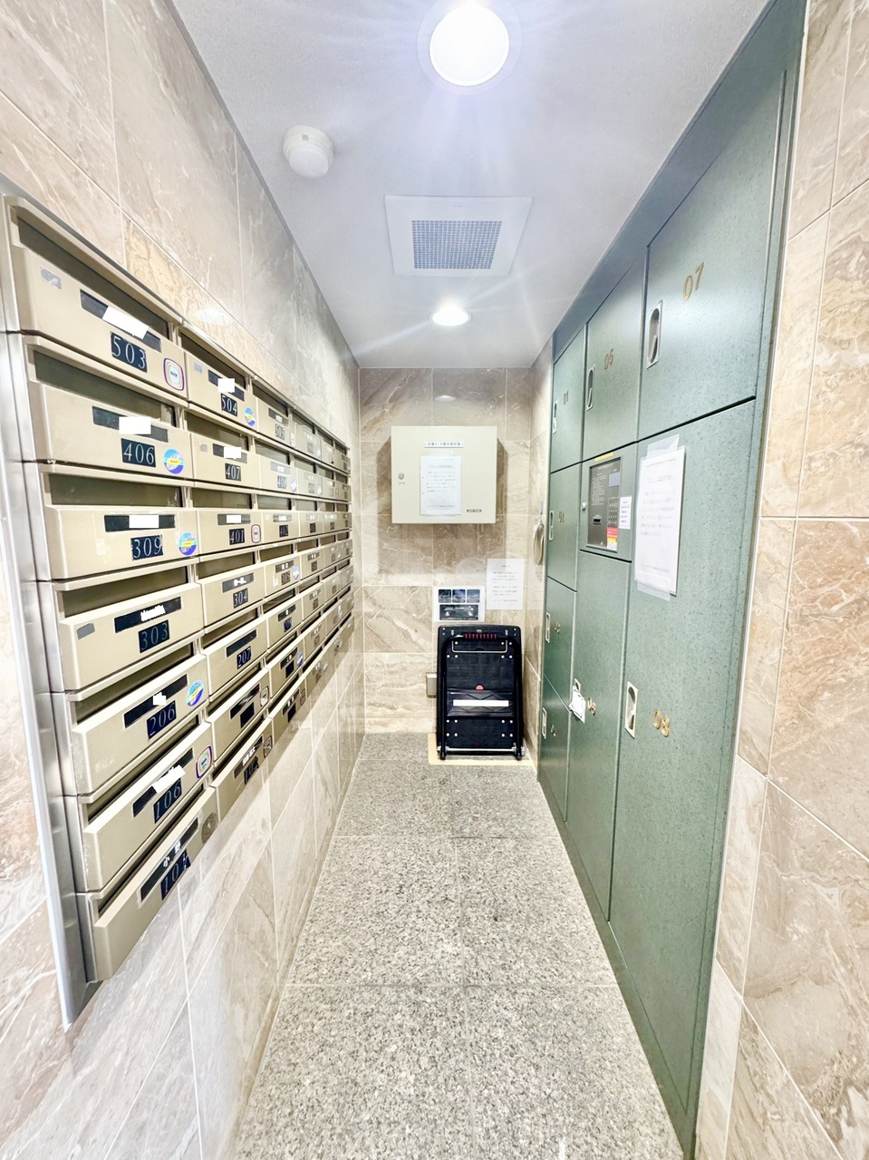 【宅配ボックス】宅配ボックスが設置されております。不在時でも荷物を受け取ることができ、再配達の手間も省けます。