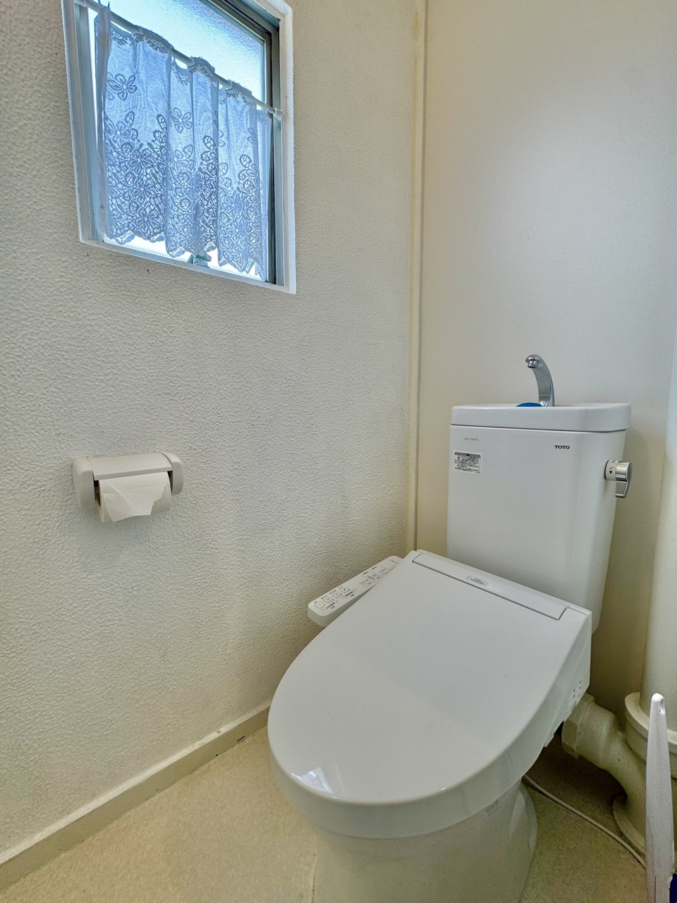 【トイレ】トイレには窓があり換気もバッチリ◎手洗いタンク付きで、使用後すぐに手を洗うことができます。