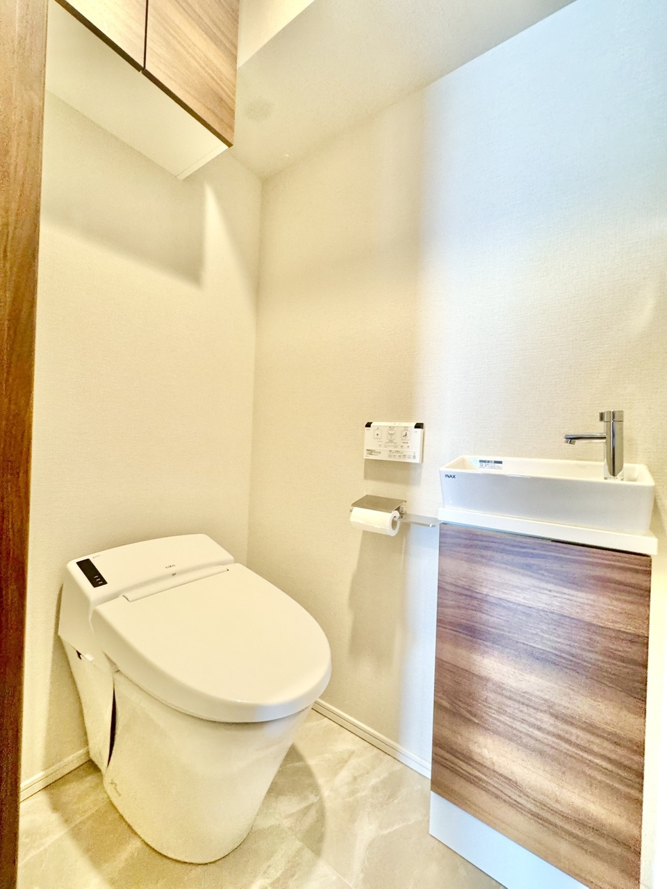 【トイレ】温水洗浄便座付で、毎日快適にお使いいただけるトイレです。掃除用品やトイレットペーパーの保管に役立つ収納が備わっています。