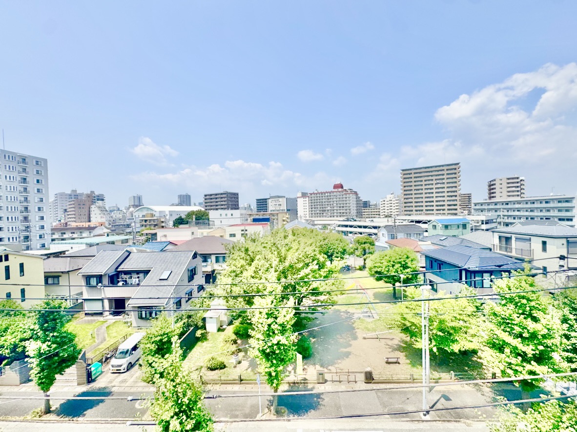 【住戸からの眺望写真】日差しをたっぷり取り込める明るさが魅力。窓辺からの景色を楽しみながら、家族との時間を心地よく過ごせる住まいです。