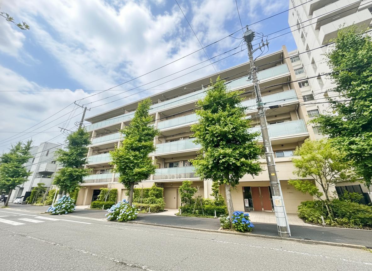 【現地外観写真】24時間ゴミ出しが可能です。出勤や通学前の忙しい時間帯を避けて、好きなタイミングでゴミを出すことができます。