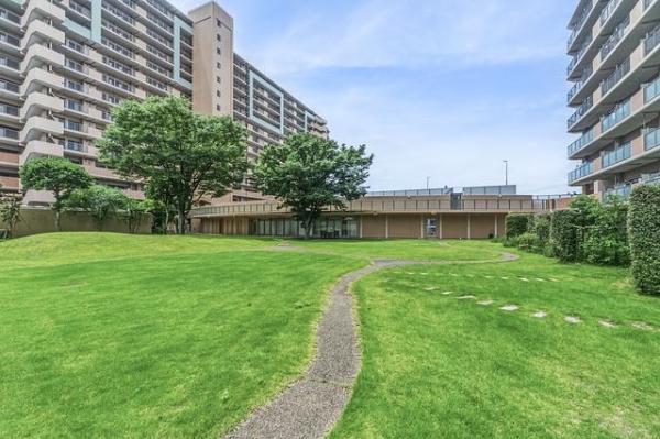 お部屋へ向かうアプローチには、綺麗に整えられた中庭がございます。