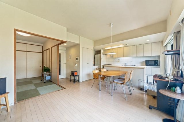 和室の引き戸を開放すると、さらに広く利用可能。
