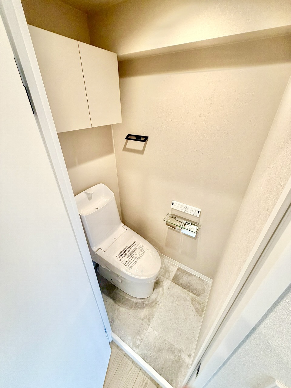 【トイレ】毎日清潔にご使用いただける温水洗浄便座付き。壁にリモコンがあるので、操作がしやすいです。手洗い器一体型のため、使用後すぐに手洗いできます。