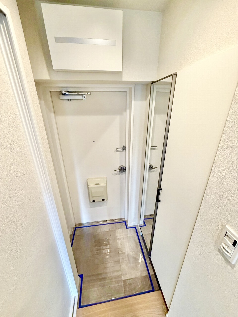 【シューズボックス】シューズボックスを活用して、土間をすっきり見せることができそうです。お出かけ前の身だしなみチェックにに便利な姿見付きです。