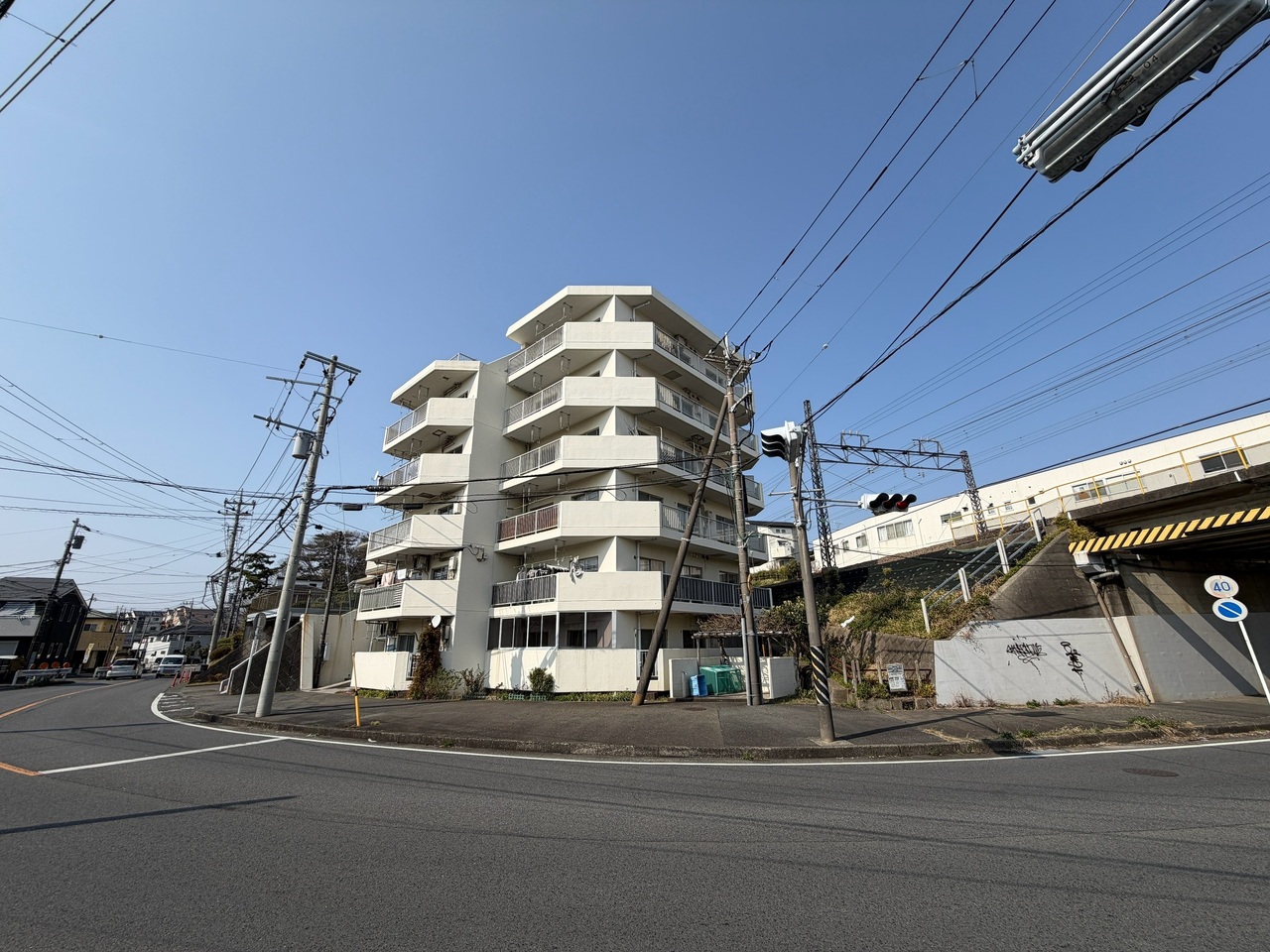 【現地外観写真】RC造6階建てマンション。お部屋は4階部分の南西向き角住戸です。食器洗乾燥機や浄水器などの設備付き。全居室フローリングでお手入れしやすいです。