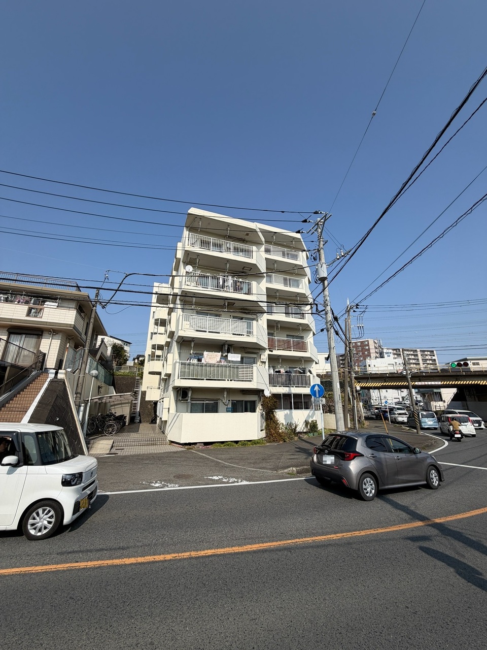 【現地外観写真】「セブンイレブン藤沢亀井野北店」まで徒歩6分。生活利便施設や小・中学校が徒歩8分圏内に揃う、暮らしやすい住環境です。