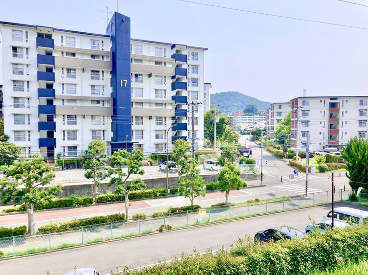 【バルコニーからの眺望】地上5階建の2階部分に位置しています。天気の良い日は気持ちの良い青空が望めそうです。※眺望は将来にわたって保証するものではありません。